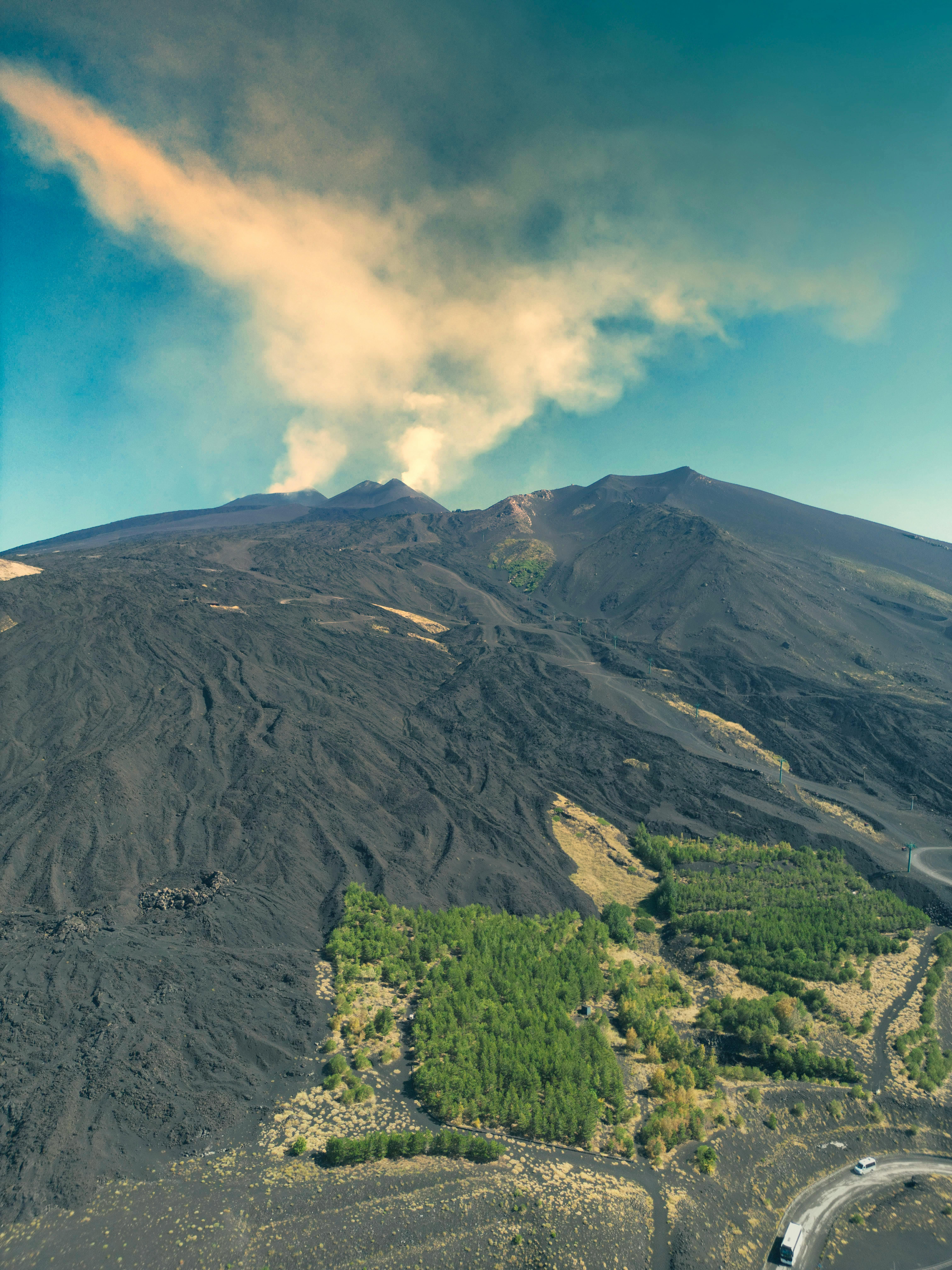Sicilia: La Sombra del Etna y la Pasión por el Presente